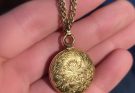 Old Lady Sees Late Mother’s Pendant at Flea Market, ‘I’ll Pay Double Its Price’ She Suddenly Hears – Story of the Day